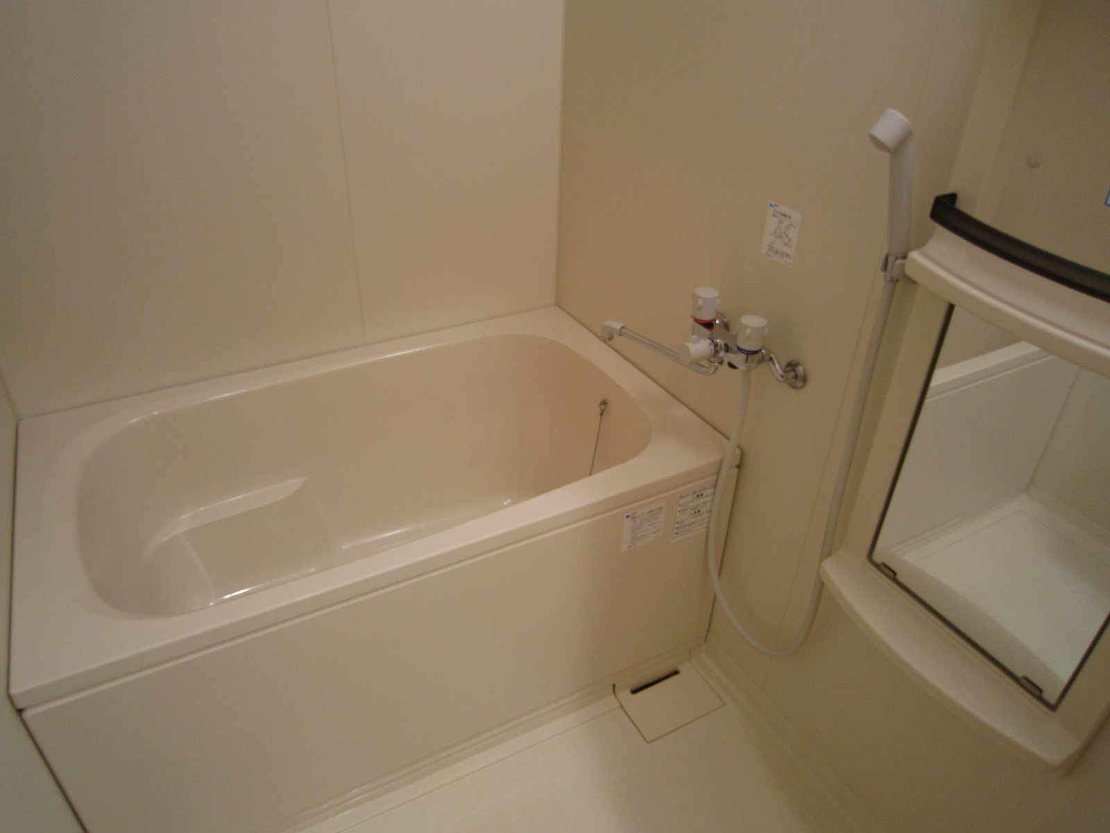 バス・シャワールーム　追焚機能付きバス、浴室に窓あり