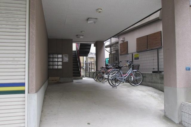 エントランス　マンション入り口はこんな感じです。