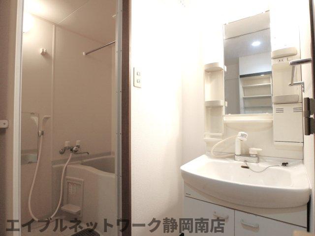 洗面設備　スペースが確保できる洗面所です