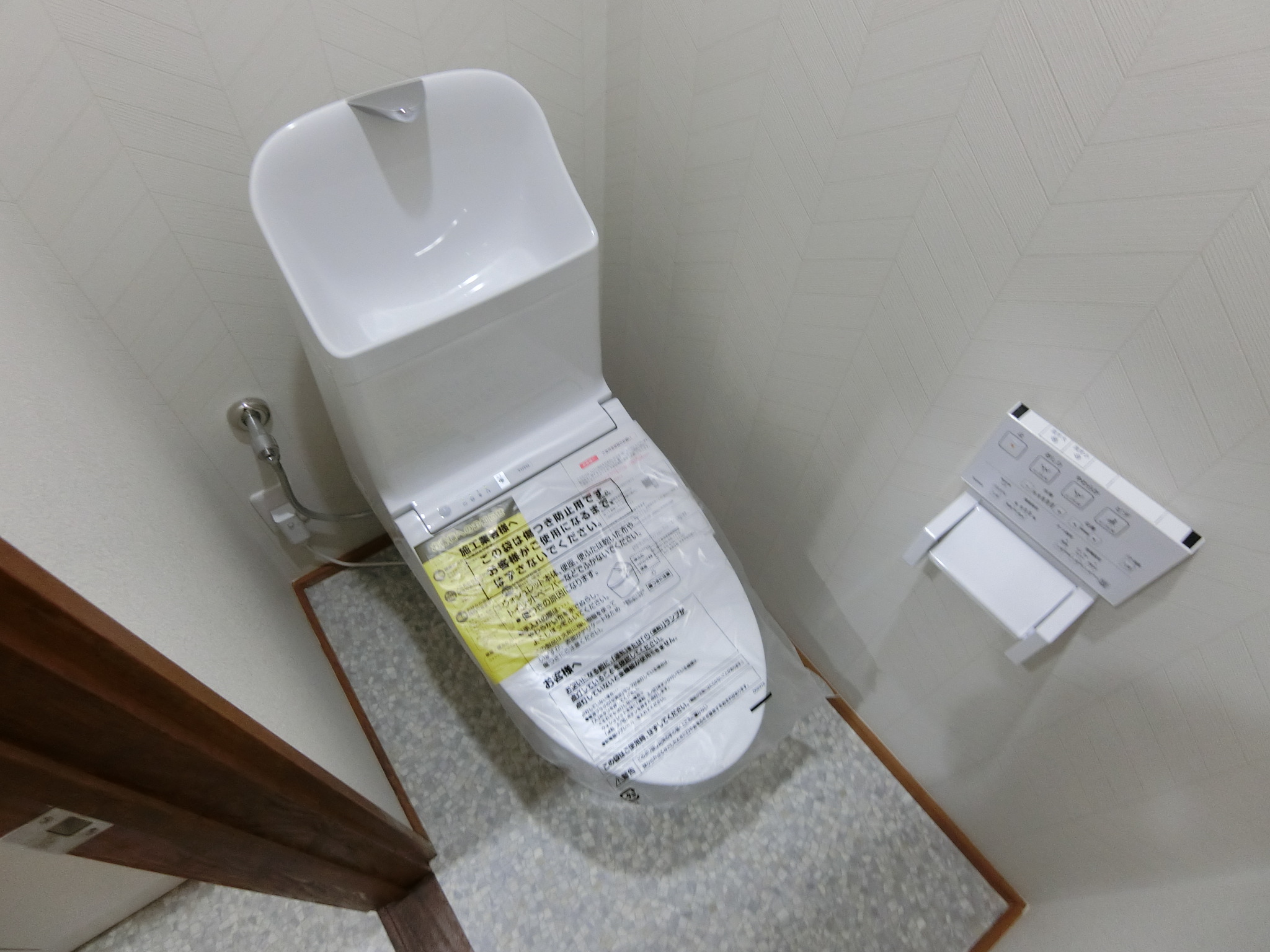 トイレ　白い壁紙の落ち着くトイレ