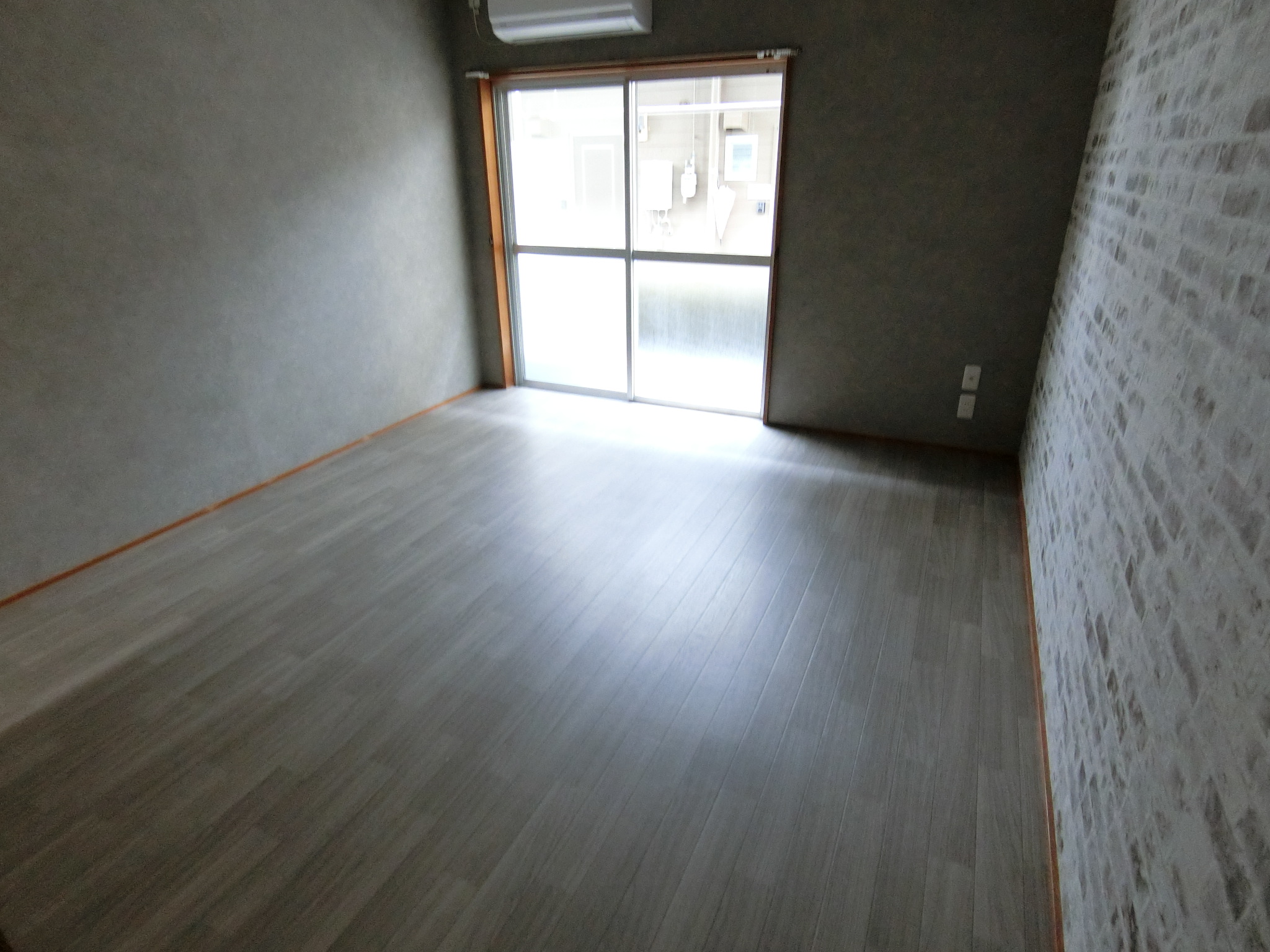 居室・リビング　きれいなフローリング