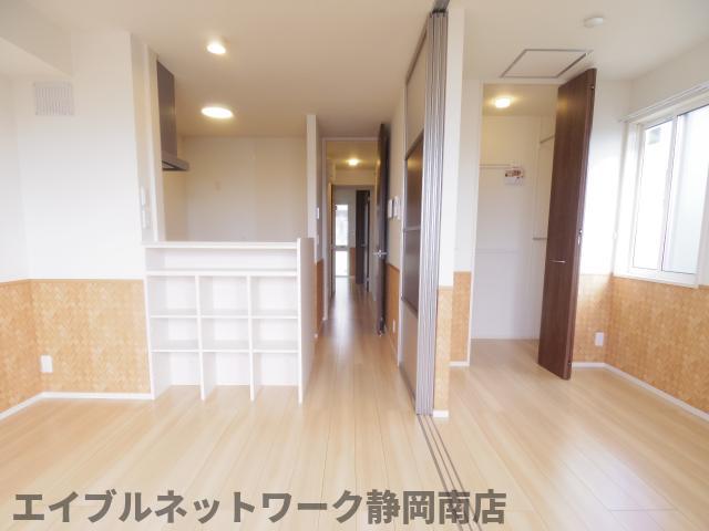 居室・リビング　こちらのリビングで趣味の時間をお楽しみください