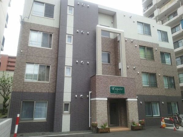 札幌市中央区南八条西のマンションの建物外観
