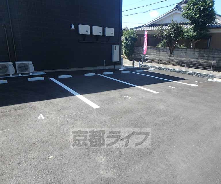 【久世郡久御山町佐山のアパートの駐車場】