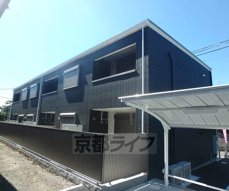 【久世郡久御山町佐山のアパートの建物外観】