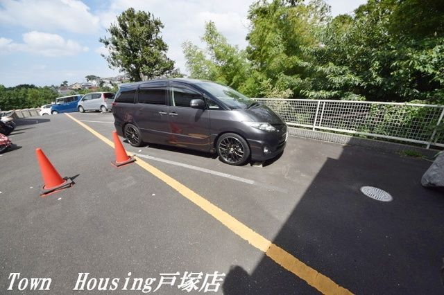 【横浜市戸塚区小雀町のアパートの駐車場】