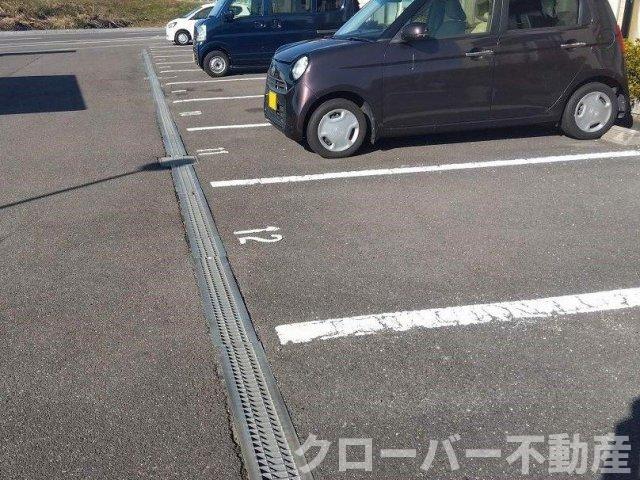 【レオパレスフリューゲルの駐車場】