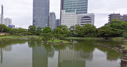 【港区海岸のマンションの公園】