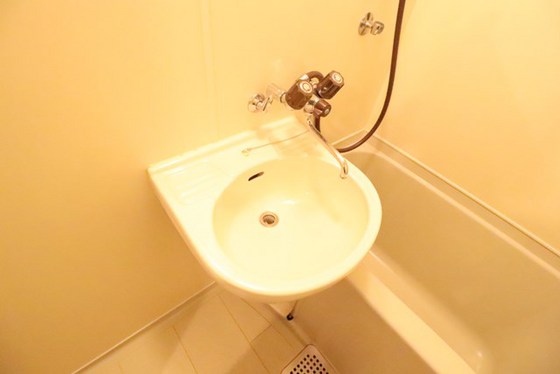 洗面設備　※別号室の写真です。