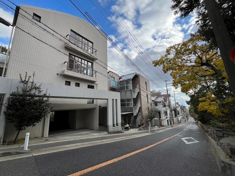 【神戸市灘区鶴甲のマンションの建物外観】