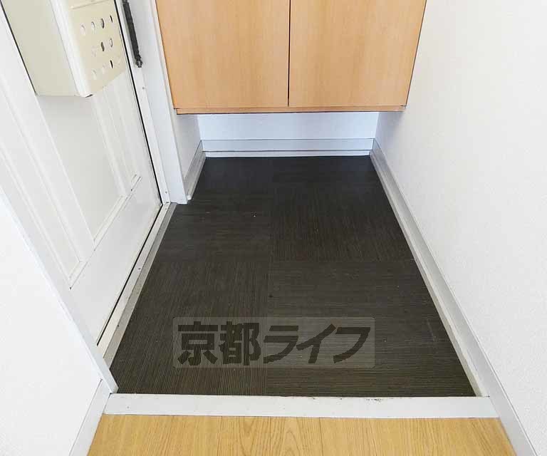 玄関　広々とした段差少ない玄関になります。