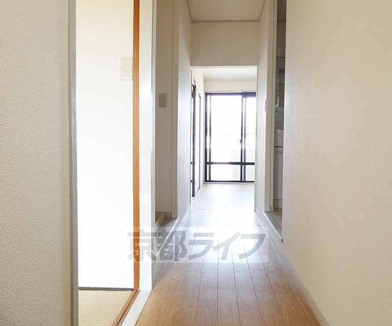 その他部屋・スペース　明るさある長めな　廊下です。