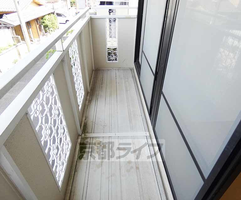 バルコニー　天気の良い日には　洗濯物も干せます。