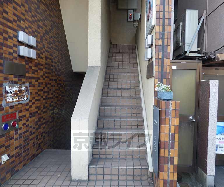 【京都市上京区北小路室町のマンションのエントランス】