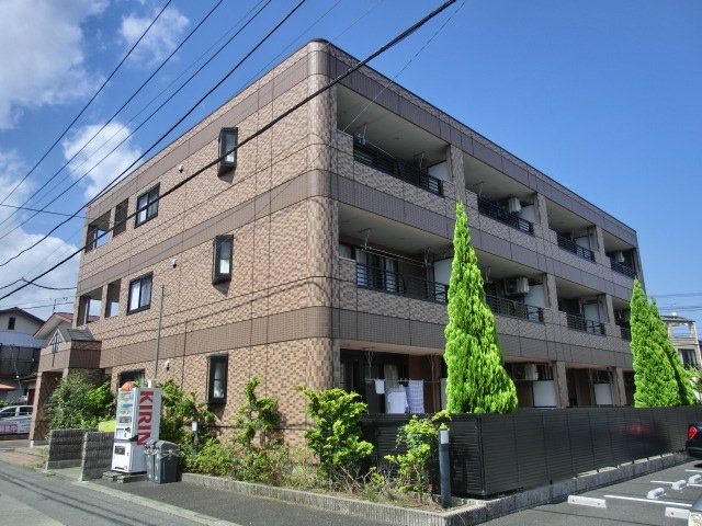 小田原市蓮正寺のマンションの建物外観