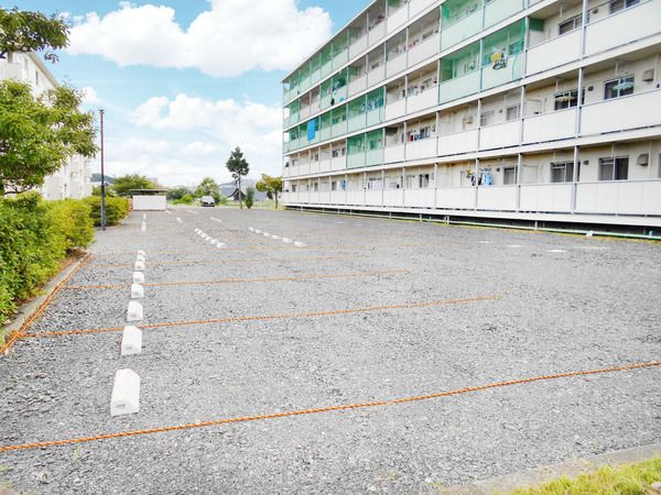 【菊川市仲島のマンションの駐車場】