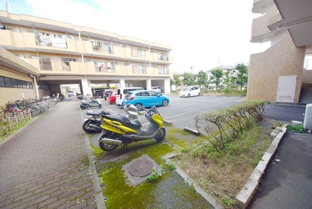 【松戸市松飛台のマンションの駐車場】