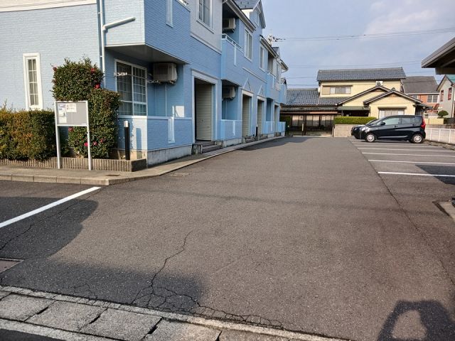 【鯖江市丸山町のアパートの駐車場】