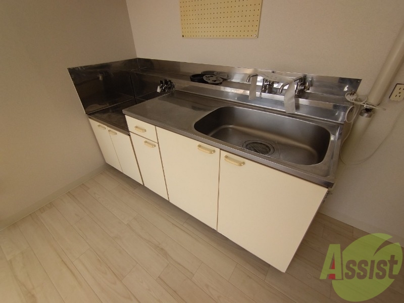 キッチン　シンプルなキッチンです。ガスコンロも設置できる仕様です。