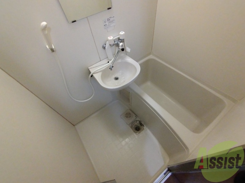 バス・シャワールーム　こちらはお風呂。一日の疲れをここで癒してください。