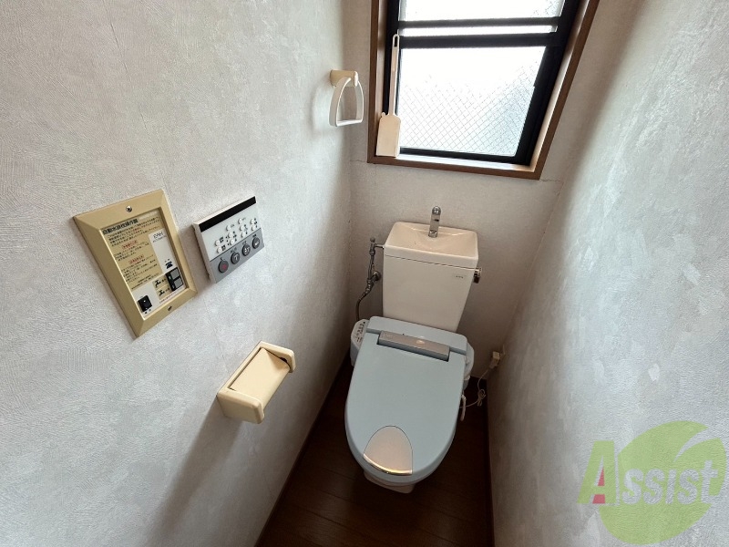 トイレ　トイレは嬉しい温水洗浄便座付になっております。