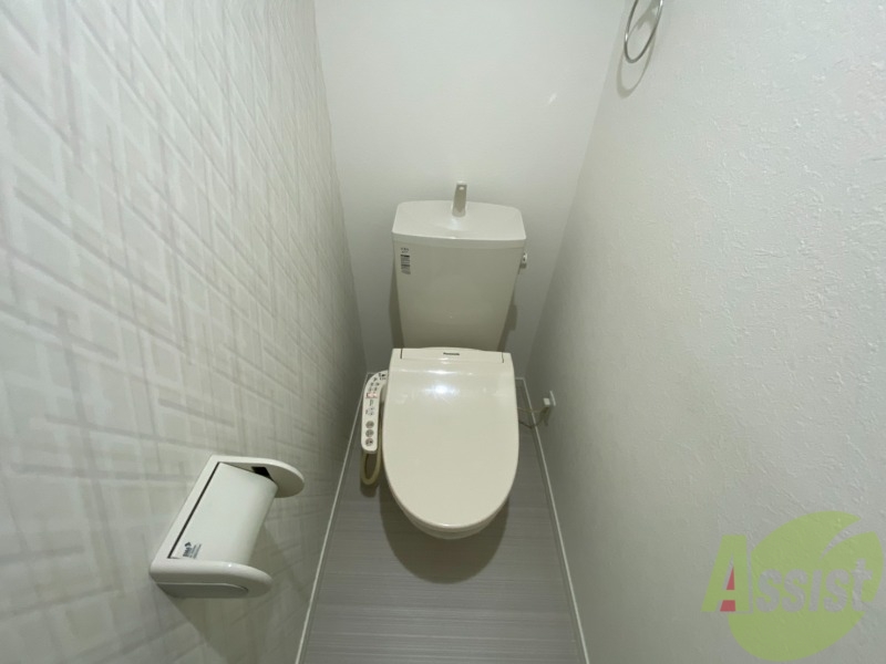 トイレ　温水洗浄便座なので快適に使用できそうですね。