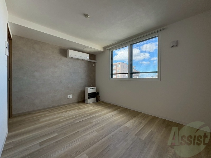 居室・リビング　木目のフローリングは落ち着きのある印象のお部屋になりますね。