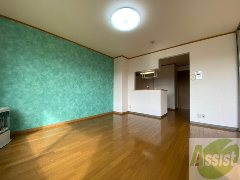 居室・リビング　リビングです。木目のフローリングが落ち着きますね。