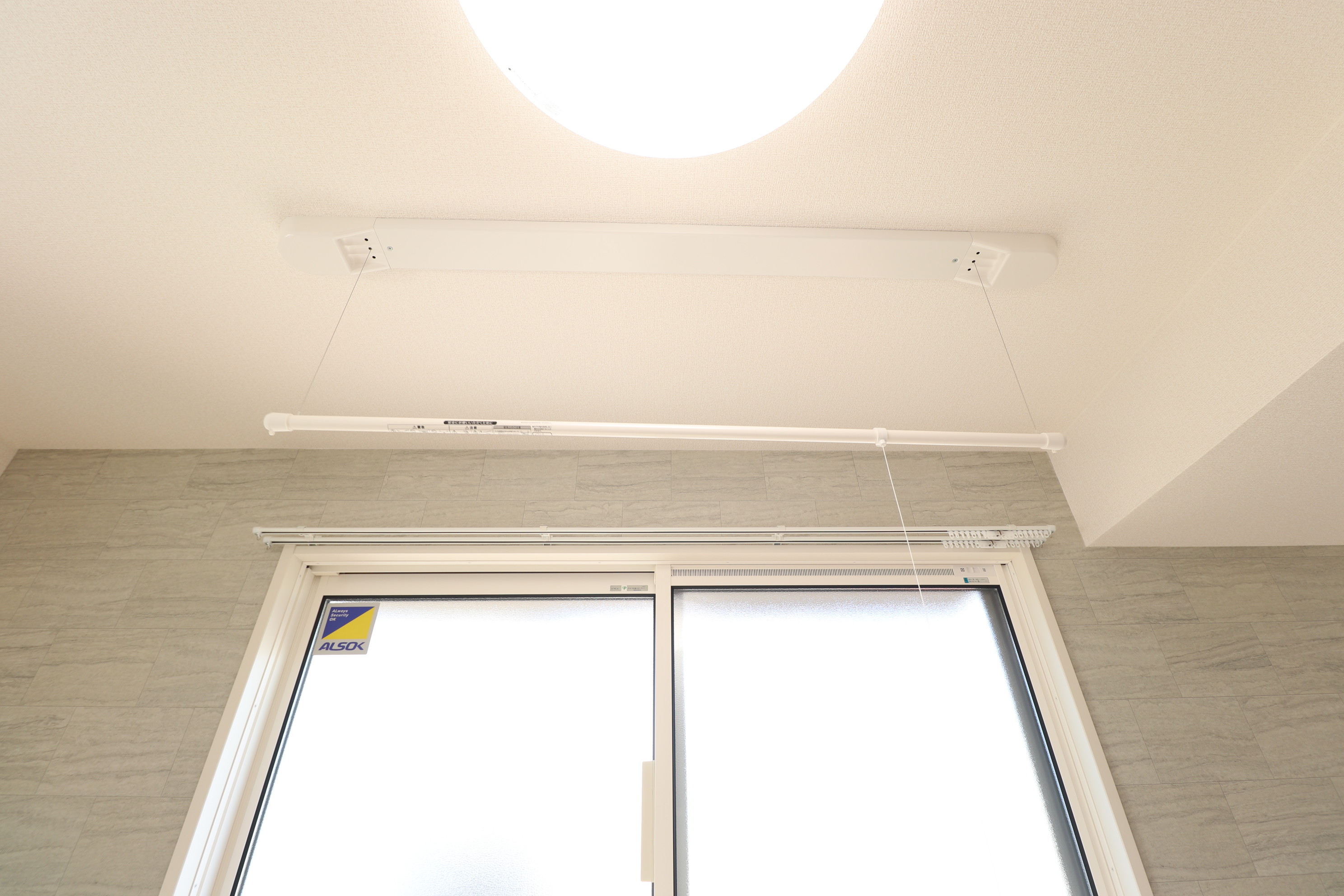 その他　洋室には室内物干し竿もあります！