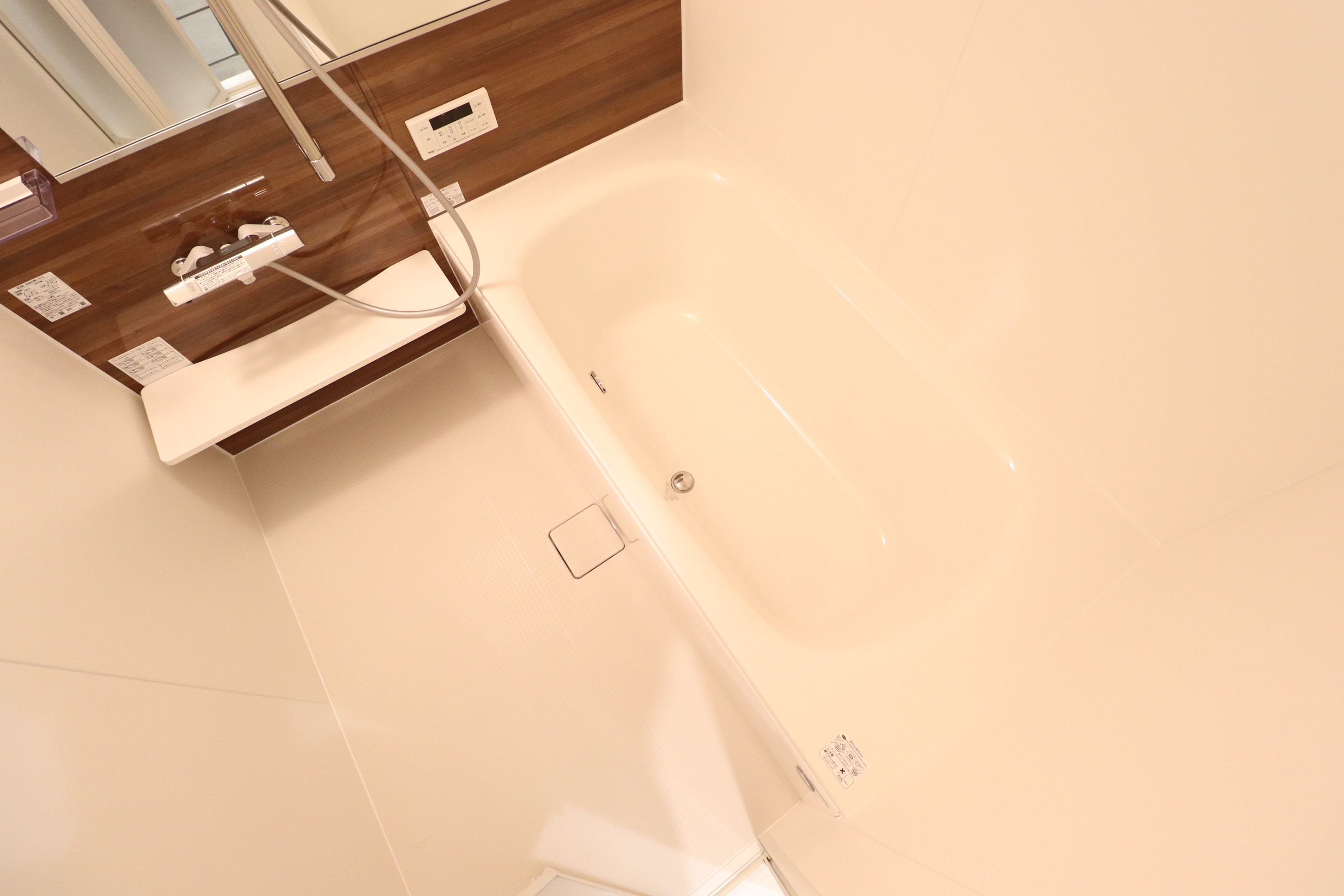 バス・シャワールーム　大きな鏡に広々お風呂♪