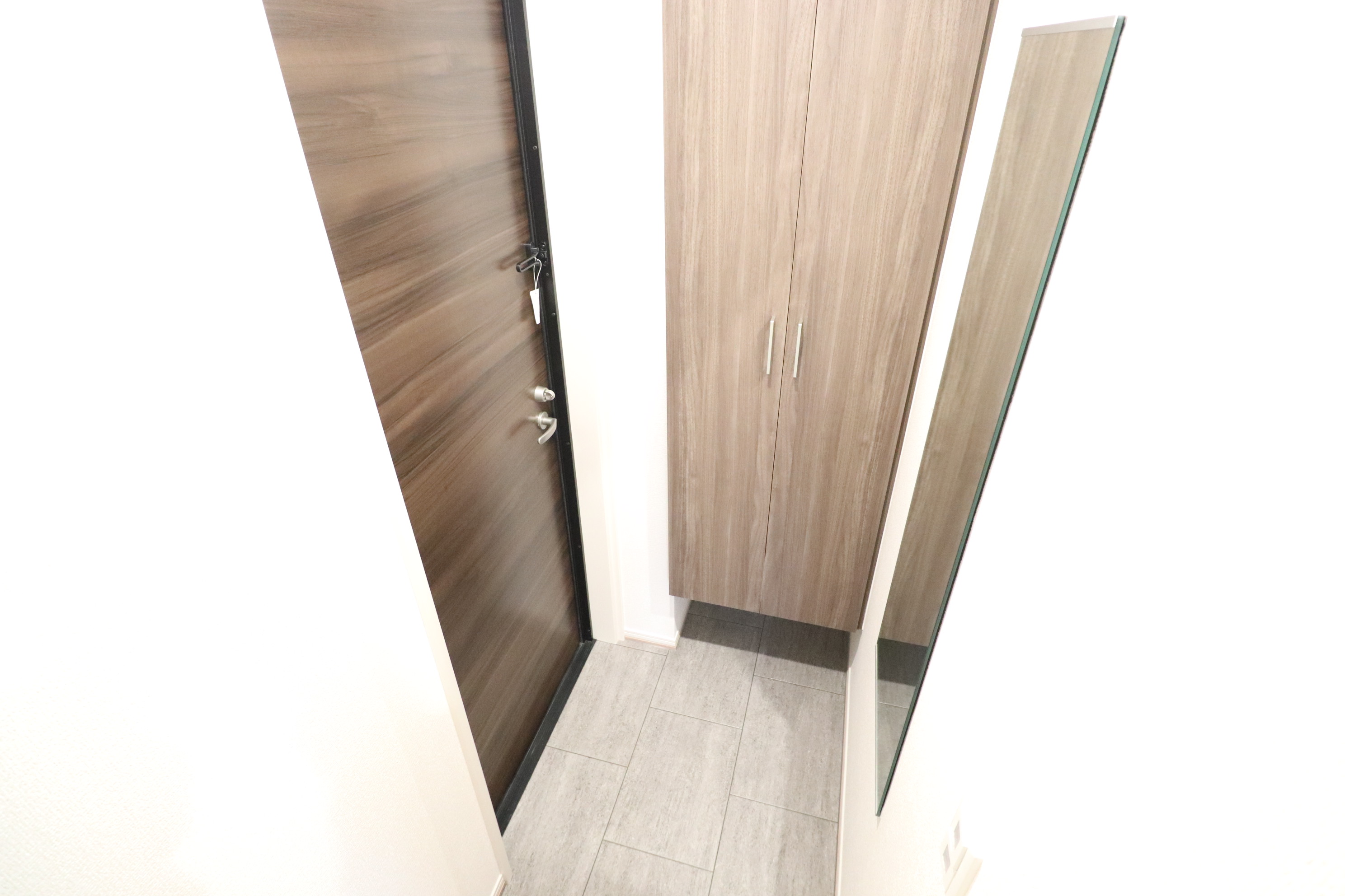 玄関　玄関には姿鏡も付いていて便利♪