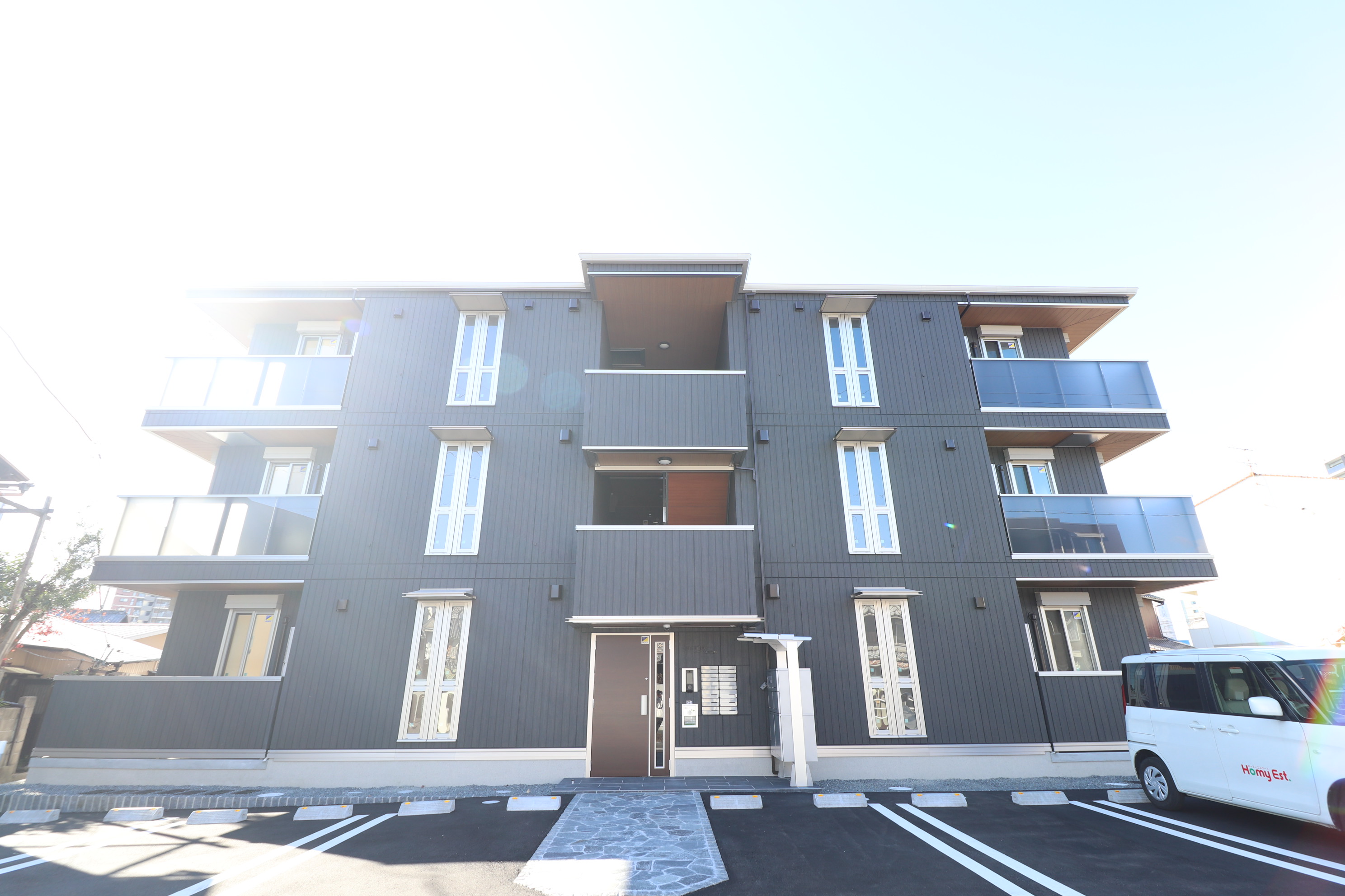 建物外観　オシャレな外観でオートロック付き♪