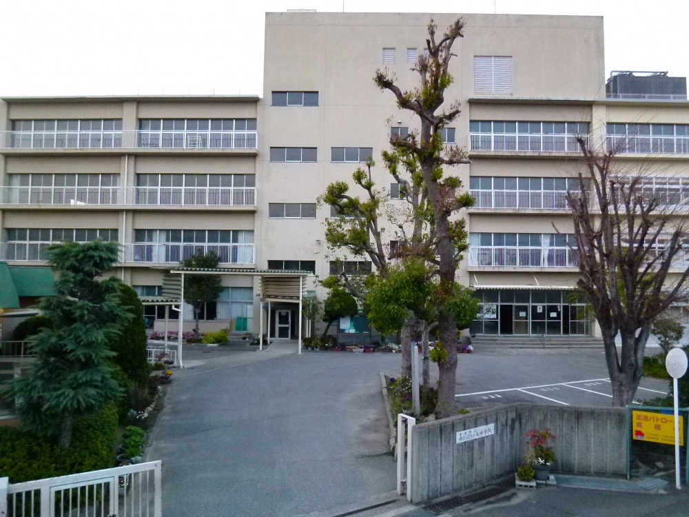 中学校　宝塚市立　南ひばりガ丘中学校（中学校）まで901m