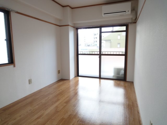 居室・リビング　同物件別室