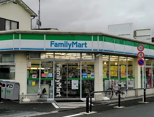 コンビニ　ファミリーマート若木二丁目店（コンビニ）まで447m