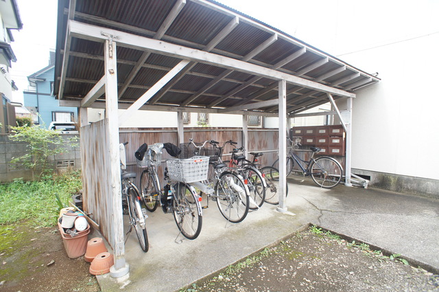 その他共有部分　雨の日でも安心して止められる屋根付の駐輪場です☆