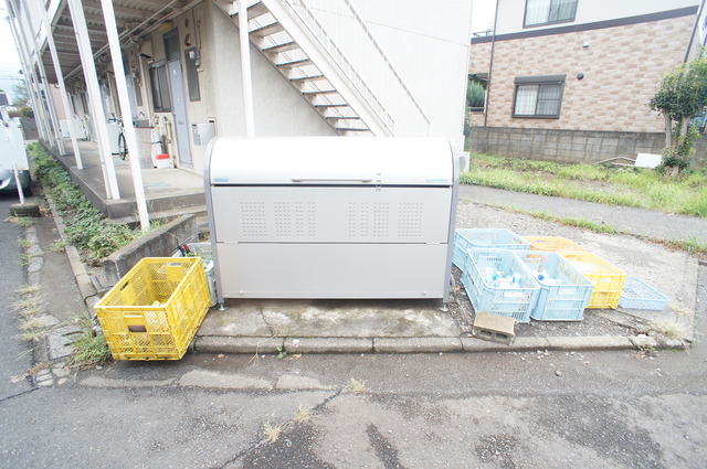 その他共有部分　蓋つきのゴミ置き場あります。衛生的ですね♪