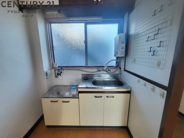 キッチン　キッチン前に窓があり、換気がしやすいです。