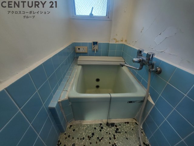 バス・シャワールーム　窓付きで換気が出来ます！