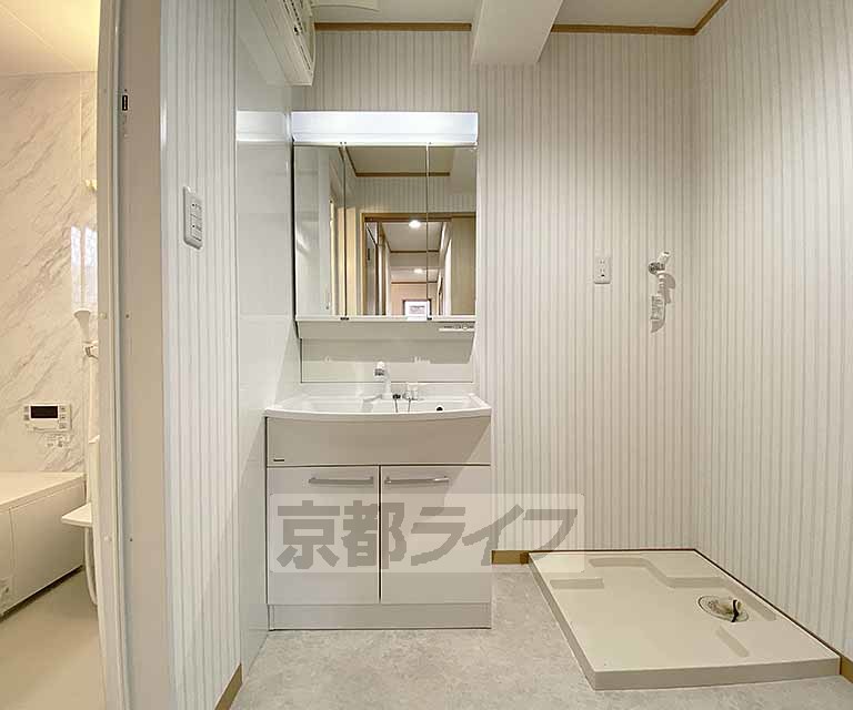 洗面設備　三面鏡の洗面台です