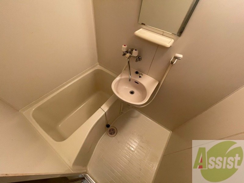 バス・シャワールーム　ユニットバスです。疲れを癒すのに欠かせませんね！