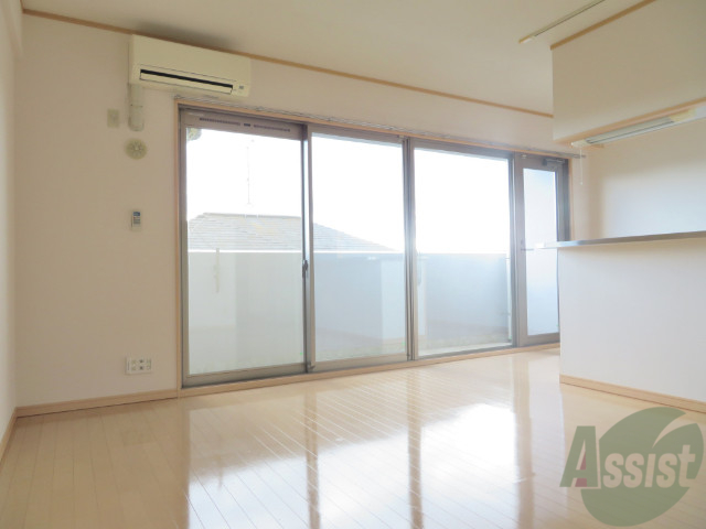 居室・リビング　陽の光が差し込む明るいお部屋は気持がいいですね～