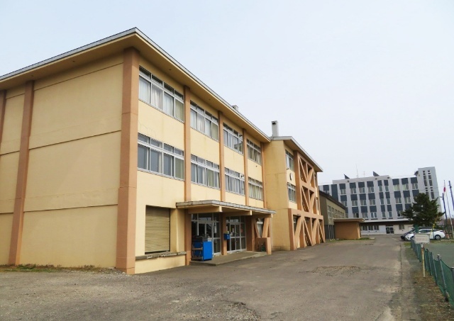 中学校　登別市立鷲別中学校（中学校）まで533m