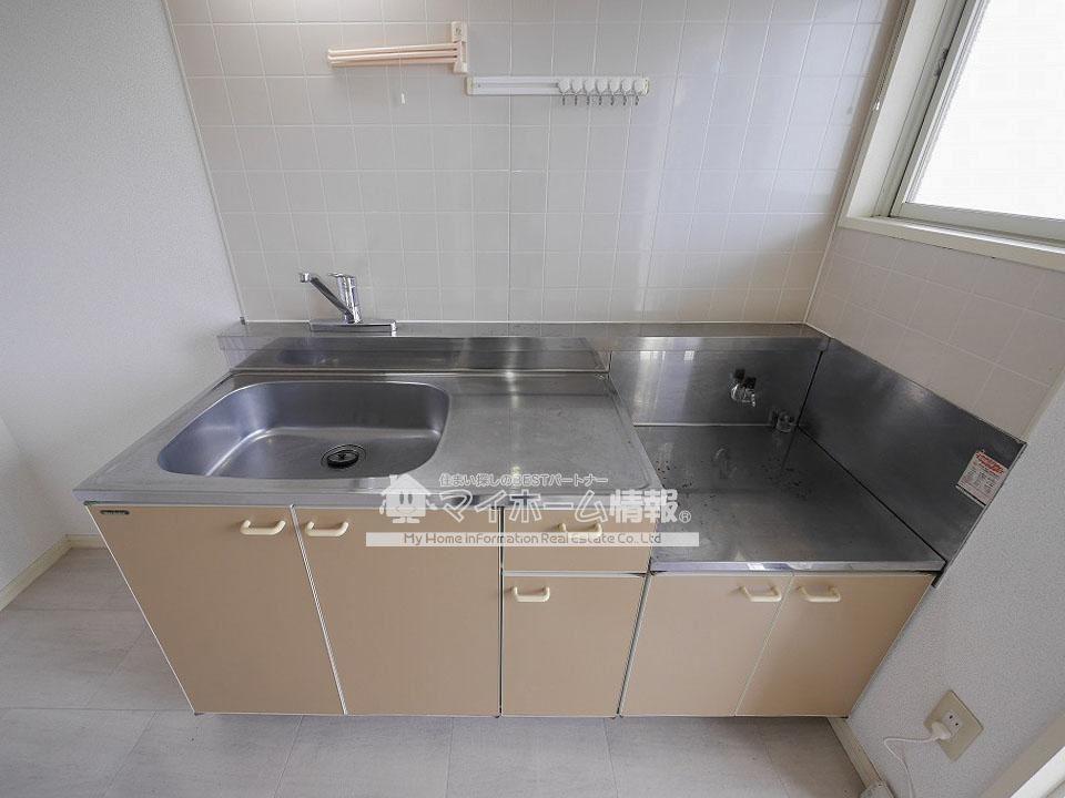 キッチン　キッチン周りはタイルが貼ってあり、お手入れ楽々♪