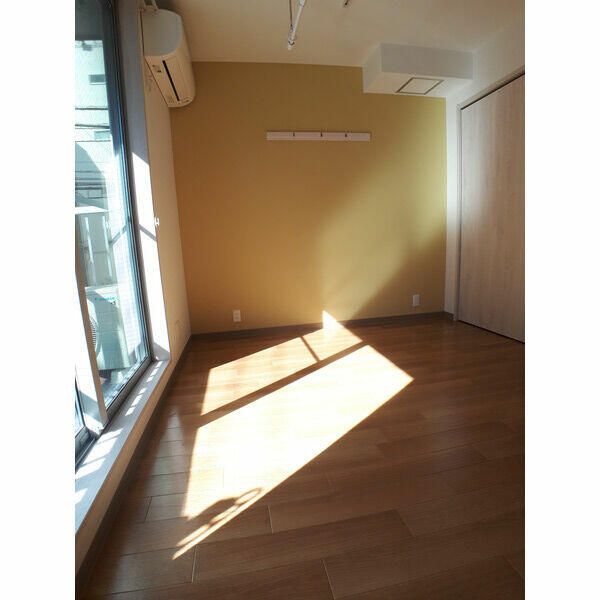 その他部屋・スペース　開放的な寝室です