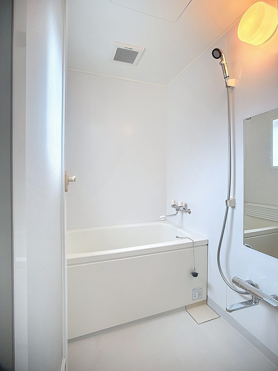 バス・シャワールーム　洗い場の水栓はサーモ水栓付きで温度調整楽々！