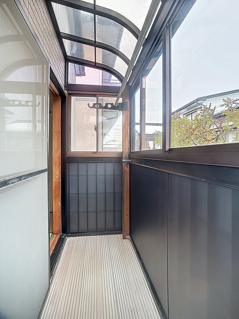 バルコニー　風雨を気にせず物干しが出来る、サンルーム完備です！