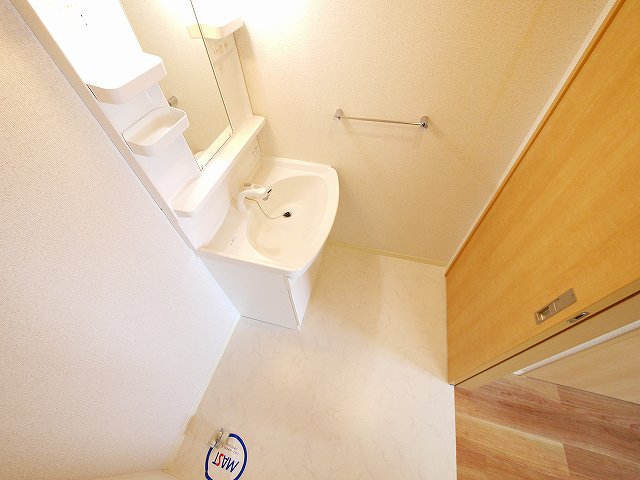 洗面設備　ゆったりとスペースのある洗面所