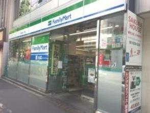 コンビニ　ファミリーマート新宿七丁目店（コンビニ）まで358m