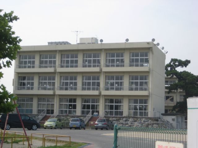 小学校　桑名市立長島中部小学校（小学校）まで1330m